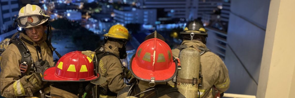 Bomberos y bomberas de diversos países de América se capacitaron en “Operaciones contra incendios en edificios altos” en Guayaquil, Ecuador