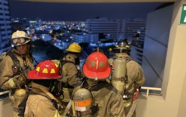 Bomberos y bomberas de diversos países de América se capacitaron en “Operaciones contra incendios en edificios altos” en Guayaquil, Ecuador