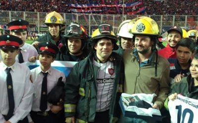 Fundación Bomberos de Argentina y San Lorenzo homenajearon a los bomberos