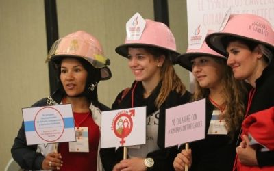 “Los cascos rosas, símbolo de la lucha de los bomberos voluntarios contra el cáncer”