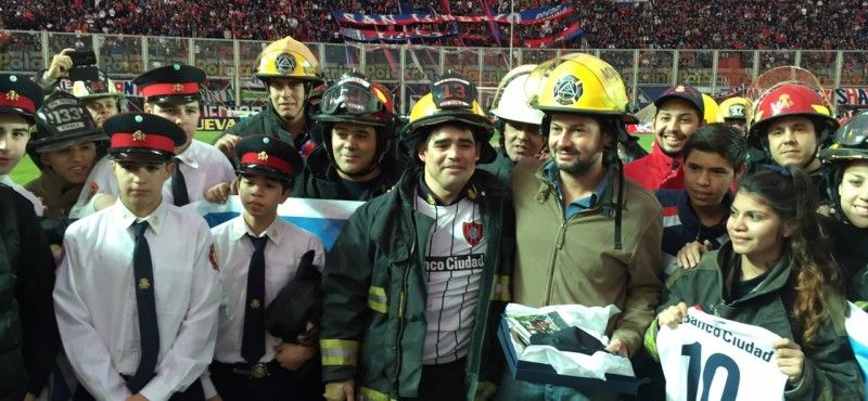 Fundación Bomberos de Argentina y San Lorenzo homenajearon a los bomberos