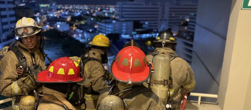 Bomberos y bomberas de diversos países de América se capacitaron en “Operaciones contra incendios en edificios altos” en Guayaquil, Ecuador