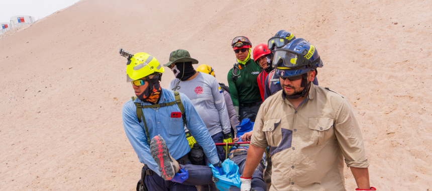 Bomberos y bomberas de diversos países de América se capacitaron en “Atención Pre-Hospitalaria en áreas agrestes” en Arica, Chile